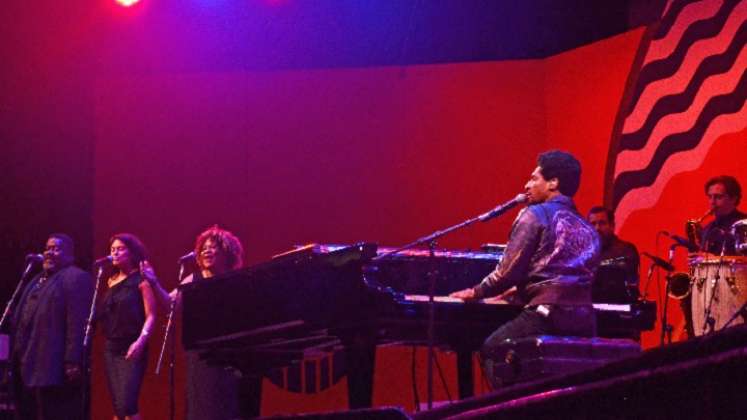 Jon Batiste, el fenómeno del jazz, lidera pelea por los Grammys