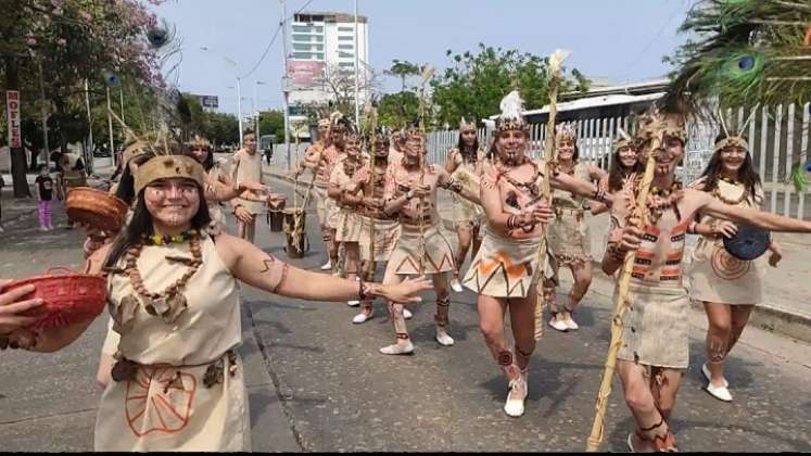 El grupo de danzas resalta la cultura indígena.