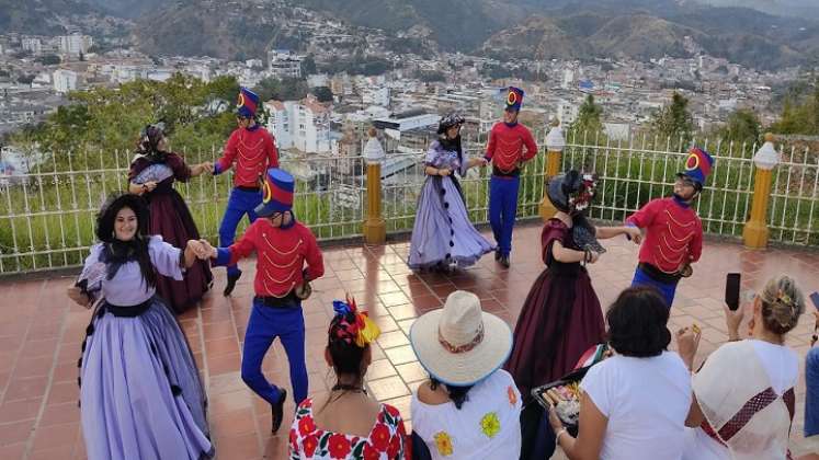 El grupo folclórico promueve las manifestaciones artísticas.