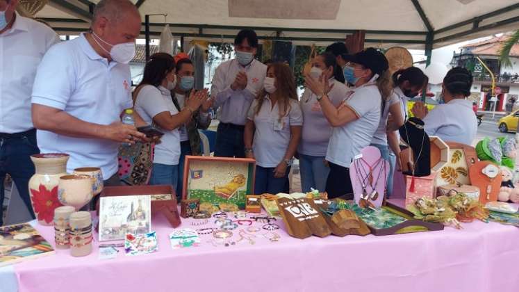 Los emprendedores mostraron los productos en el parque principal.