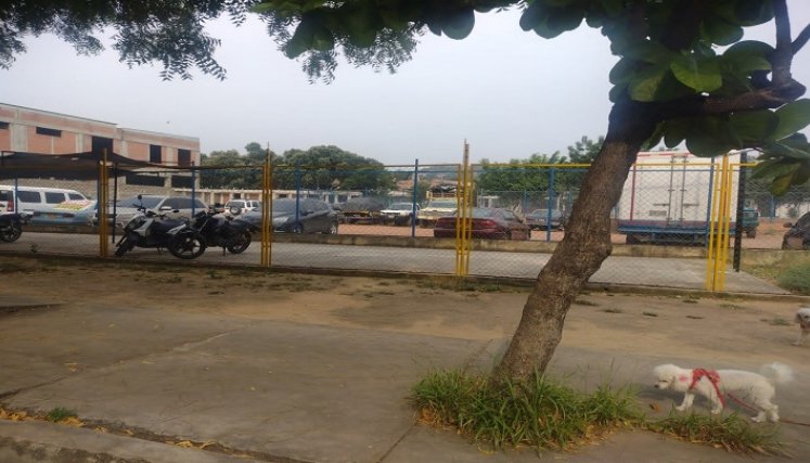 Cancha del barrio Pescadero funciona como parqueadero./Foto: Cortesía./La Opinión.