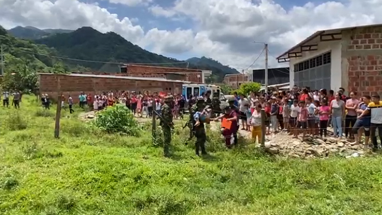 El Ejército trajo un helicóptero militar para llevar los cuerpos a Medicina Legal.