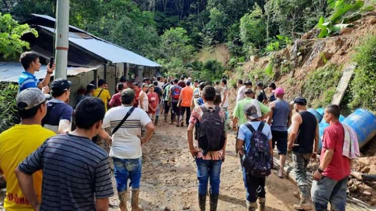 La comunidad acompañó a los familiares en el traslado de los cadáveres.