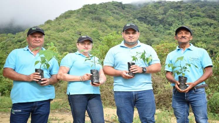 Integrantes de la Asociación de Amigos del Acueducto Independiente de la Ciudadela Norte de Ocaña, ADAMIUAIN, promueven un modelo comunitario para la recuperación de las fuentes hídricas de la zona del Catatumbo.