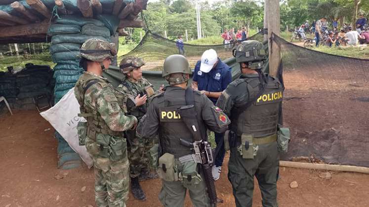 Defensoría del Pueblo y militares en Caño Indio.