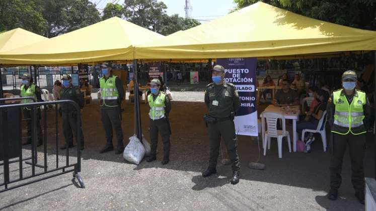 La soledad fue la constante ayer, en el primer día de votaciones de los colombianos en el exterior. /Foto: Jorge Gutiérrez-La Opinión