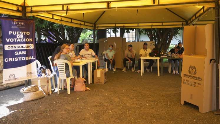 La soledad fue la constante ayer, en el primer día de votaciones de los colombianos en el exterior. /Foto: Jorge Gutiérrez-La Opinión