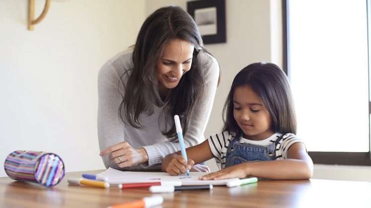 El compromiso de los padres es clave, para que apoyen a sus hijos con la organización de sus tiempos. 