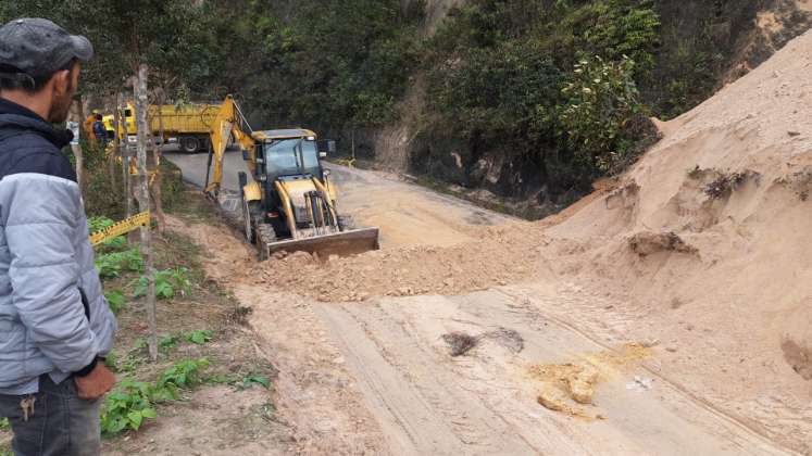 Una emergencia vial se registra en algunos municipios del Norte de Santander, ante la ola invernal. La Gobernación conjuntamente con la Unidad de Gestión del Riesgo anuncia maquinaria amarilla para conjurar la crisis.