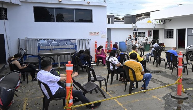 En la Central de Transportes se realizan pruebas gratis de COVID. / Foto: Jorge Gutiérrez / La Opinión 