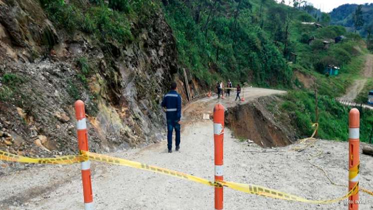 Cerrada vía de La Soberanía por pérdida de la banca debido a las fuertes lluvias.