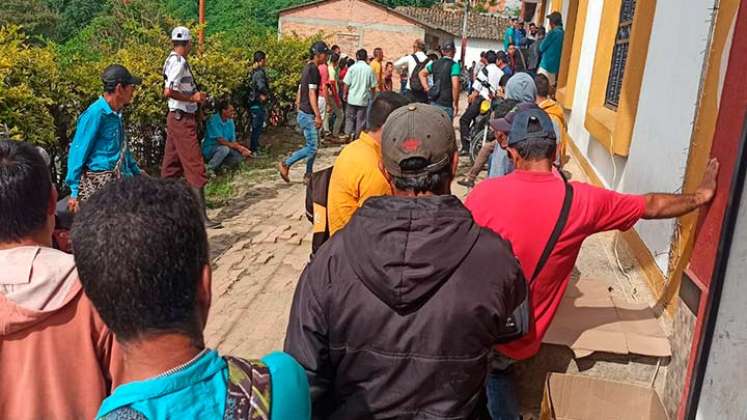 Campesinos de Hacarí protestan en las afueras de la Alcaldía/Foto cortesía