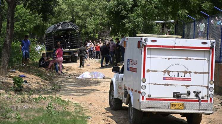 Su madre y una familiar estaban frente al cuerpo del joven, esperando el levantamiento.