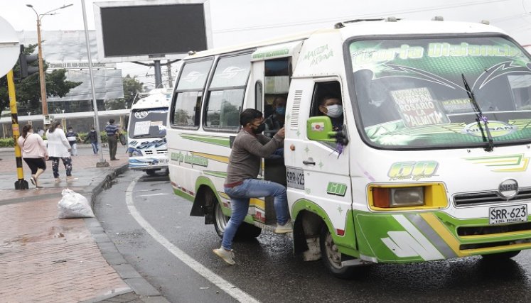 Conductores de busetas piden a los pasajeros pagar completo el pasaje, porque el incremento está aprobado legalmente. / Foto: La Opinión