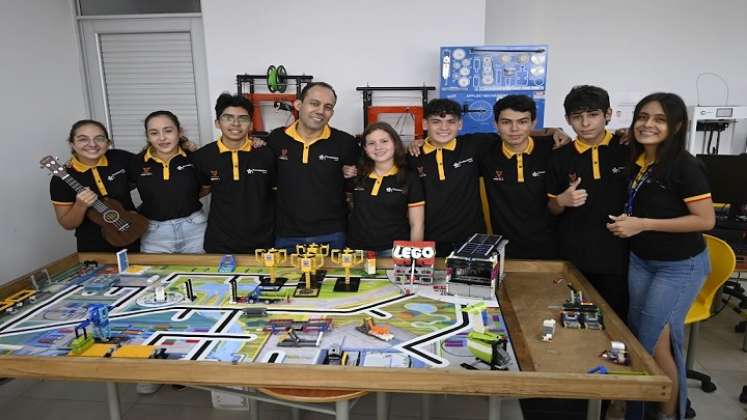 Los estudiantes se prepararon desde febrero para la competencia. El robot va a ser adecuado para la ronda nacional. / Fotos Jorge Gutiérrez / La Opinión