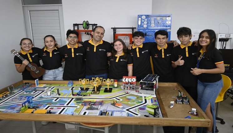 Los estudiantes se prepararon desde febrero para la competencia. El robot va a ser adecuado para la ronda nacional. / Fotos Jorge Gutiérrez / La Opinión