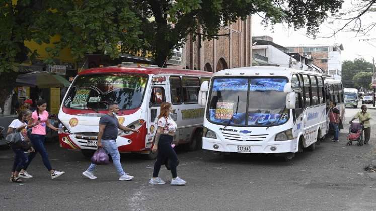 Muchos peatones sufren accidentes por no respetar las señales de tránsito. / Foto: Jorge Gutiérrez / La Opinión 