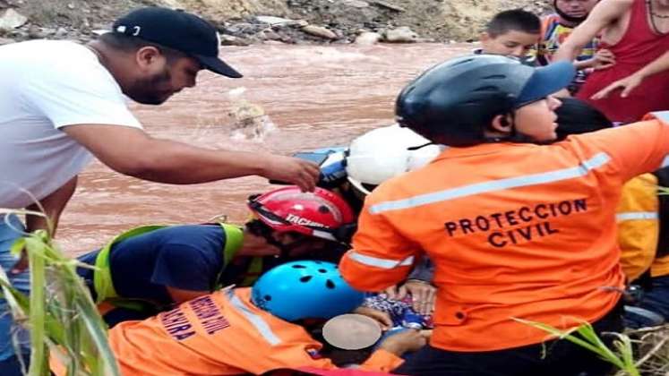 Rescatistas de Protección Civil Táchira reanimando al niño de 3 años 