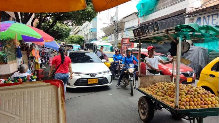 En pleno día los expendedores de droga venden su mercancía en la avenida 7 con calle 10.