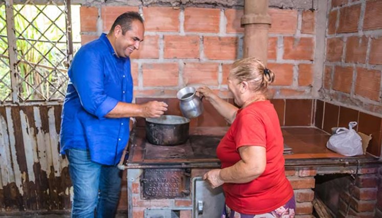 Director de corponor, Gregorio Angarita Lamk, saluda a beneficiaria de las estufas ecoeficientes./Foto cortesía