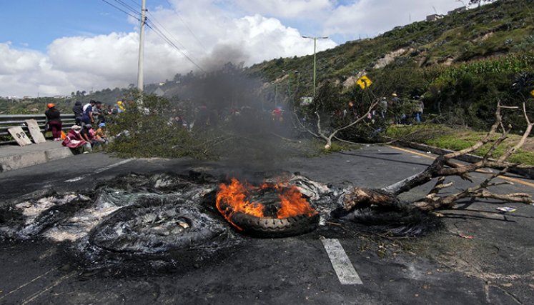 Con hogueras y barricadas indígenas de Ecuador reclaman ayuda económica./Foto: AFP