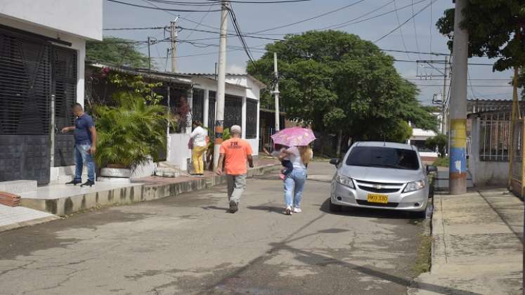 Las vías en la paralela de la avenida Kennedy están en pésimo estado. / Foto: Pablo Castillo/La Opinión