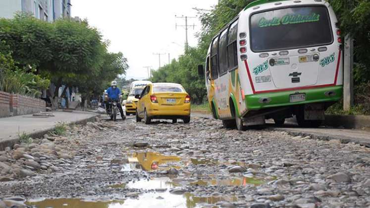 La calle principal de la urbanización Los Estoraque fue destrozada por las lluvias/Foto Pablo Castillo/La Opinión