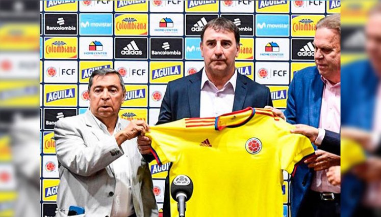 El entrenador ya posó con la camiseta de la Tricolor./Foto: Twitter @FCFSeleccionCol