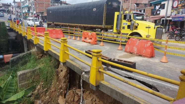 Debido a los aguaceros de los últimos días el puente La Sal del barrio Santa Clara presenta fallas en la estructura. / Foto: Javier Sarabia/ La Opinión