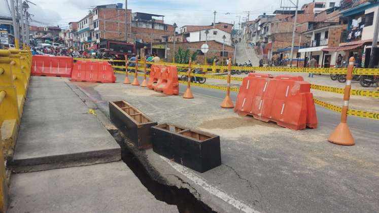 Debido a los aguaceros de los últimos días el puente La Sal del barrio Santa Clara presenta fallas en la estructura. / Foto: Javier Sarabia/ La Opinión