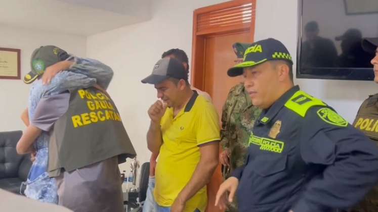 La familia se reencontró con el menor de edad en las instalaciones policiales.