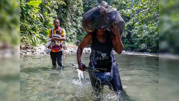 El migrante y su bebé fueron rescatados por otros compañeros de viaje. Imagen de referencia. FOTO MANUEL SALDARRIAGA QUINTERO