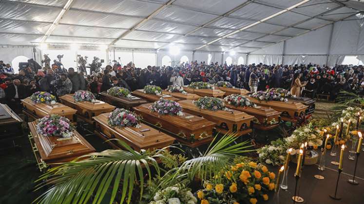 Sudáfrica despide a los 21 jóvenes muertos en tragedia misteriosa en un bar./Fotos: AFP