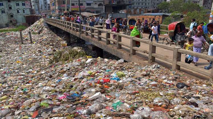 Según los ecologistas, el precio que el río Buriganga paga por este crecimiento económico es exorbitante./Foto: internet