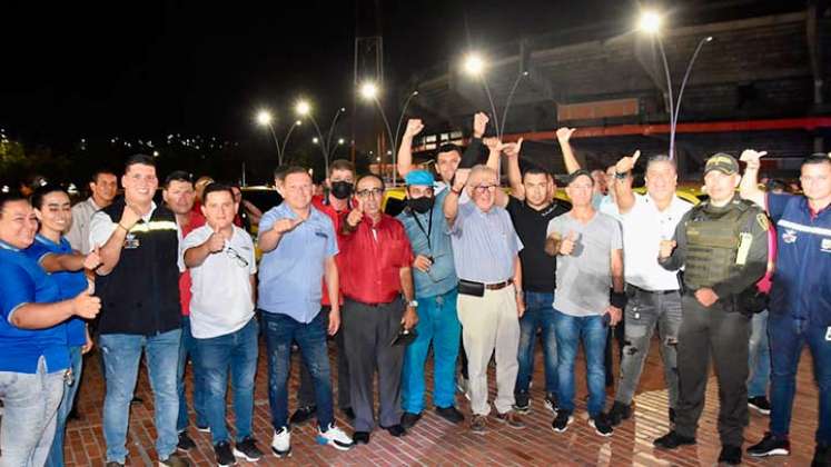 Taxistas y el alcalde Jairo Yáñez celebran el logrode aumentar los botones de pánico./Foto cortesía
