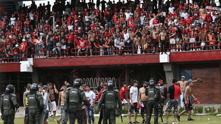 La policía ingresó a la grama del General Santander para controlar a los hinchas.