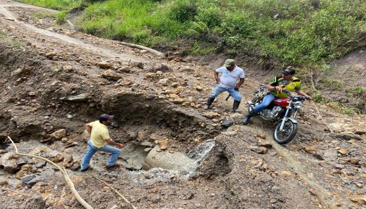 Deterioradas se encuentran las vías terciarias del municipio de Hacarí luego de la ola invernal. Lo grave del caso es que los recursos se acabaron y el mandatario toca las puertas a nivel regional y nacional. / Fotos: Cortesía / La Opinión 