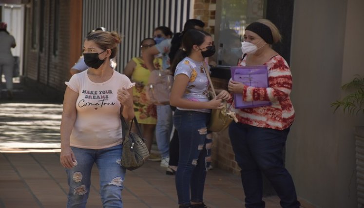 En el país ya se reportan 129 casos positivos. Piden a las personas mantener el uso del tapabocas. / Fotos: Archivo / La Opinión 