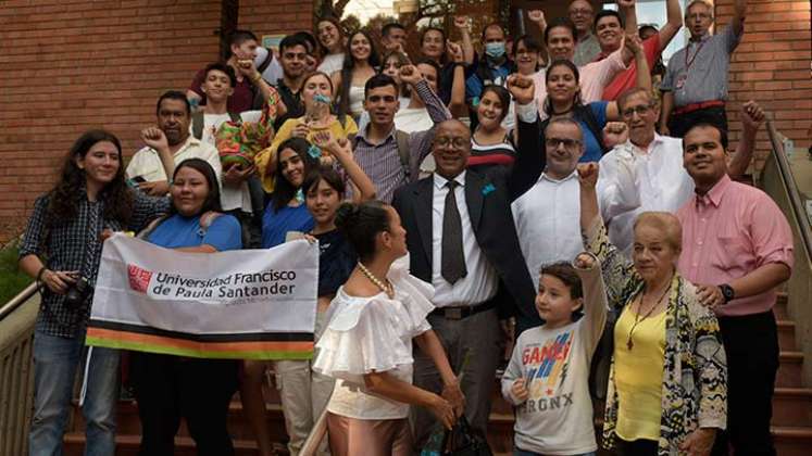 Carlos Flórez Góngora (de corbata) oficializó su candidatura a la rectoría de la UFPS./Foto Pablo Castillo