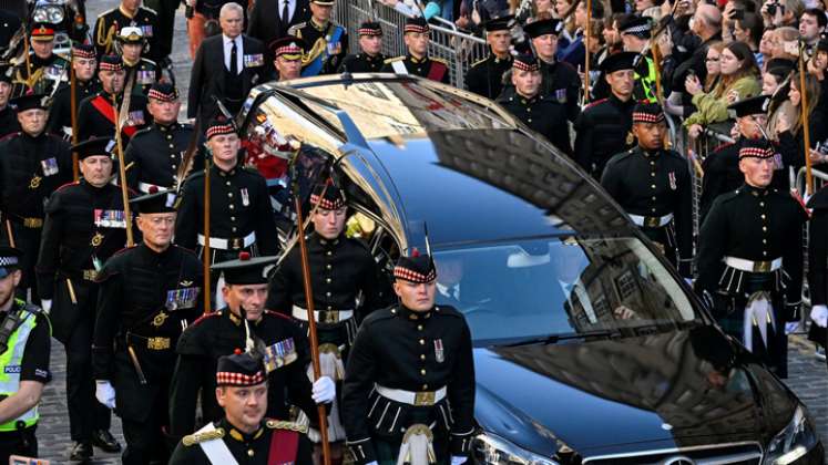 Carlos III encabeza procesión fúnebre de Isabel II en Edimburgo