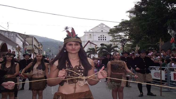 En el Desfile de los genitores se representa la figura de la mujer valerosa, rebelde contra el régimen español.