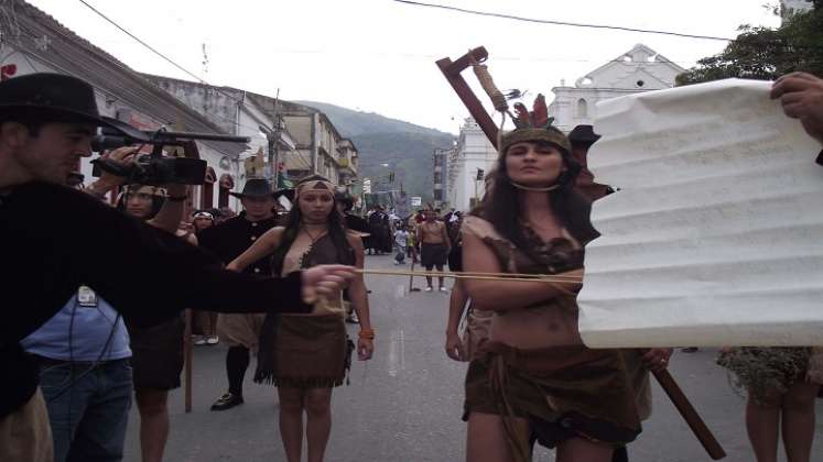 En el Desfile de los genitores se representa la figura de la mujer valerosa, rebelde contra el régimen español.