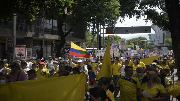 De forma pacífica, los manifestantes recorrieron varias calles hasta llegar al parque Santander, donde permanecieron por cerca de 40 minutos. /Foto: Pablo Castillo / La Opinión 