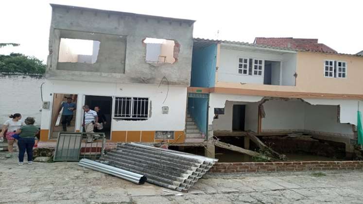 Moradores del barrio Las Mercedes solicitan a las autoridades celeridad en la intervención para evitar el desplome de las viviendas. / Foto: Javier Sarabia / La Opinión 