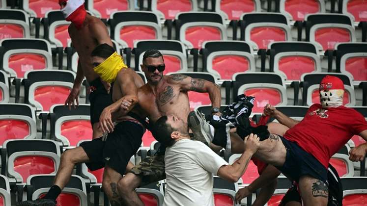 En la antesala al inicio del partido entre el Niza de Francia y el Colina de Alemania se presentó una pelea entre hinchas de los dos equipos.