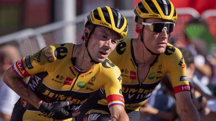 Primoz Roglic (izquierda) ciclista del Jumbo Visma debió irse de la vuelta por una fuerte caída.