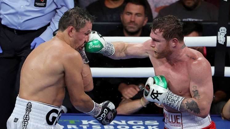 Saúl 'Canelo' Álvarez pega un derechazo sobre la nariz del kazajo, Gennadiy Golovkin, en la pelea de revancha por el título de los Supermedianos.  