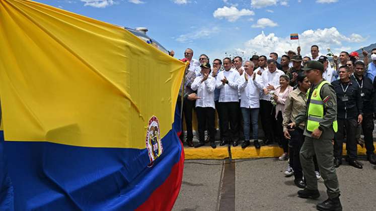 En una ceremonia se abrió oficialmente la frontera terrestre, completamente cerrada desde 2019./Foto: Yuri Cortez-AFP