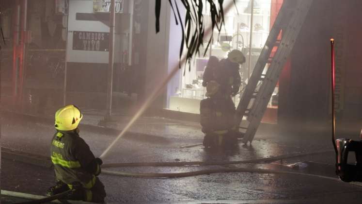 Con tres mangueras de agua al tiempo, los uniformados lograron evitar que el fuego se expandiera a los negocios aledaños.