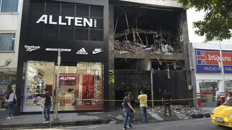 Ayer, en la mañana, los dueños y empleados del almacén y de la bodega verificaban el estado de la mercancía.